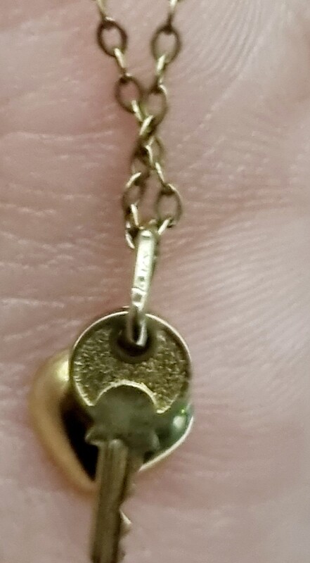 9CT GOLD KEY &amp; HEART NECKLACE