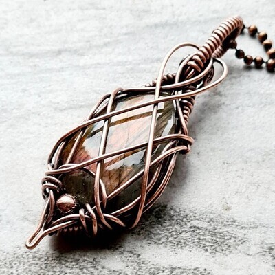 Labradorite pendant with chain.