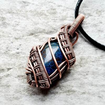 Dragon Vein Agate pendant with chain.