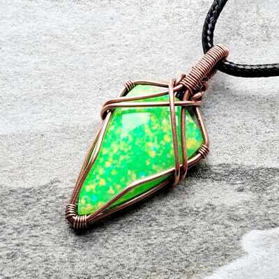 Glitter Opal pendant with chain.