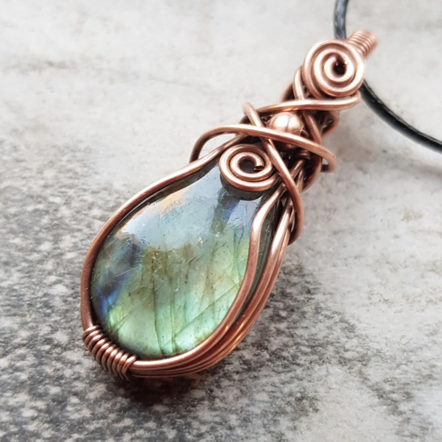 Flashy Labradorite pendant with chain.