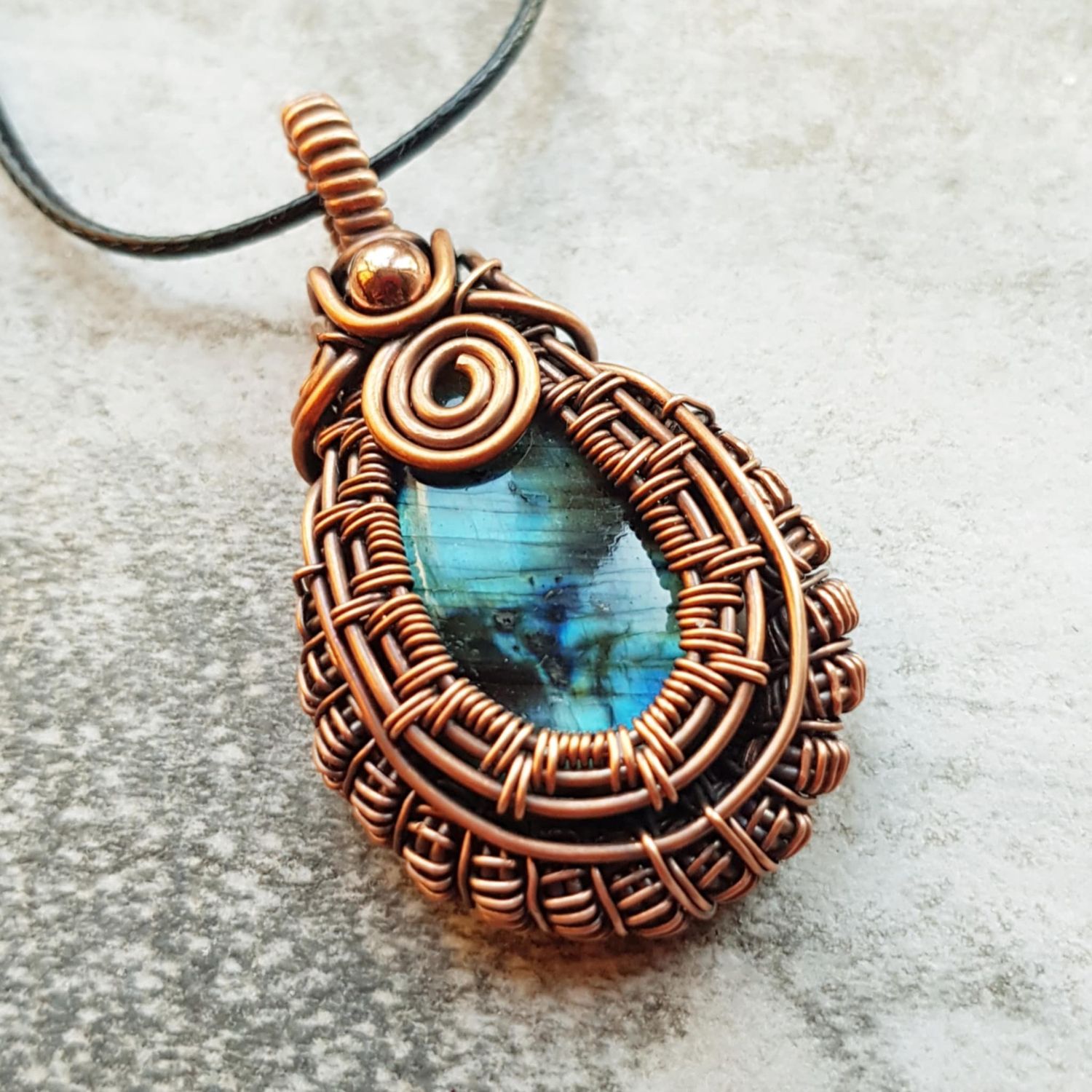 Labradorite pendant with chain.