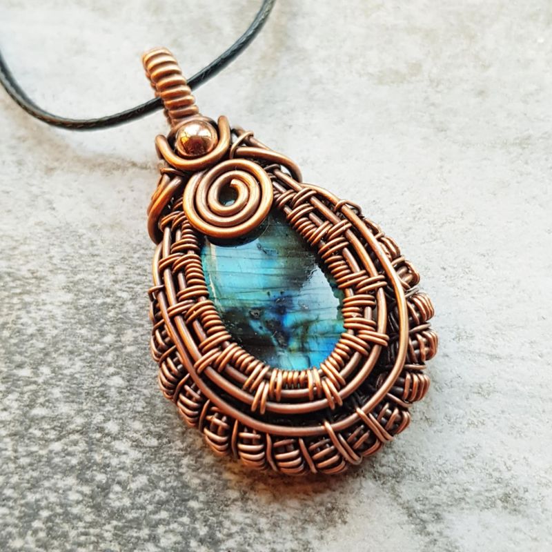 Labradorite pendant with chain.