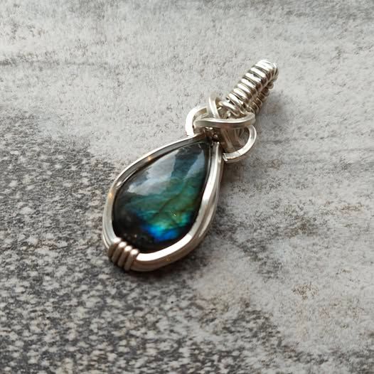 Dinky Labradorite pendant with chain.