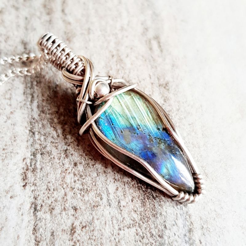 Labradorite pendant with chain.