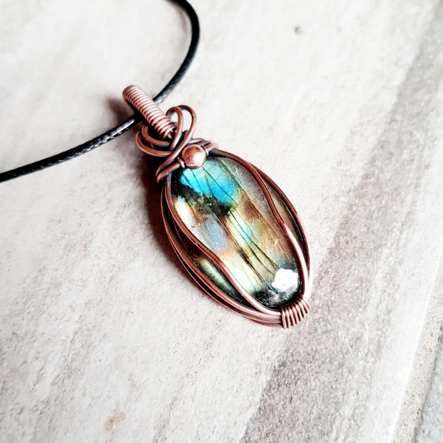 Colourful Labradorite pendant with chain.
