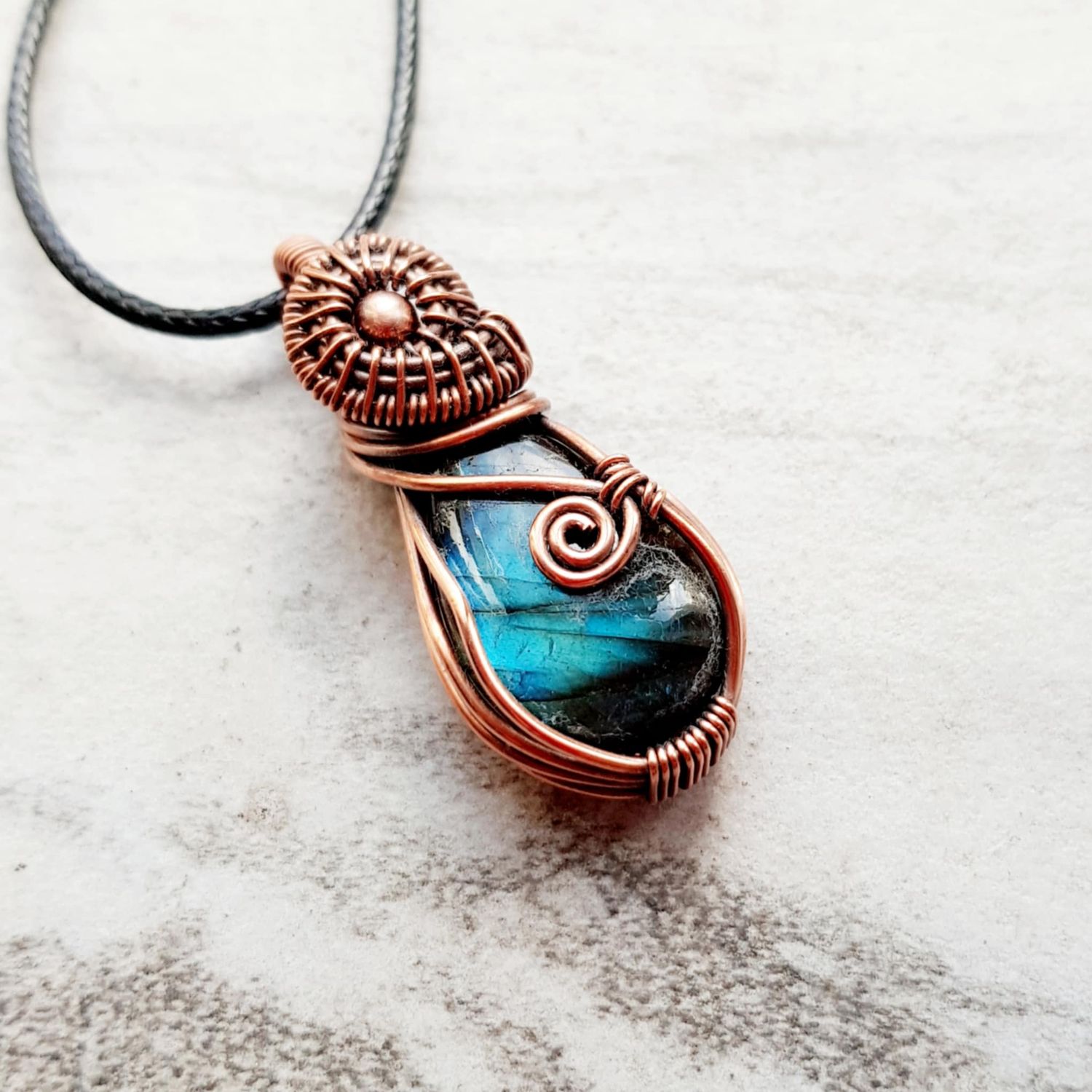 Colourful Labradorite pendant with chain.