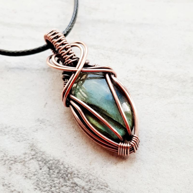 Colourful Labradorite pendant with chain.