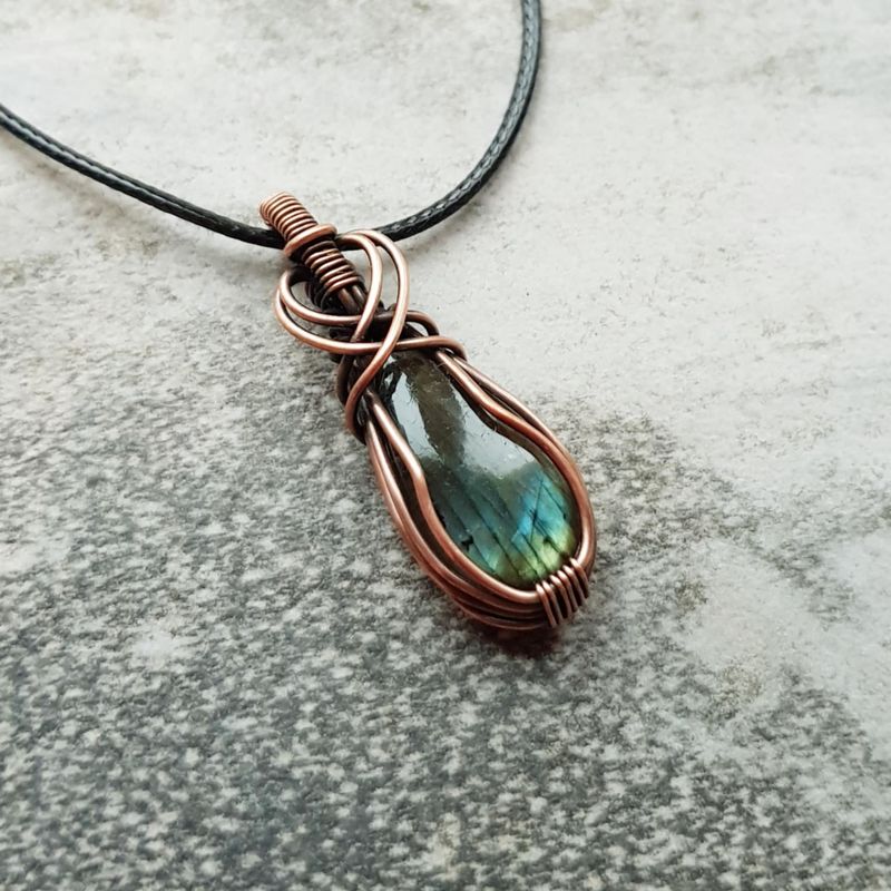 Labradorite pendant with chain.