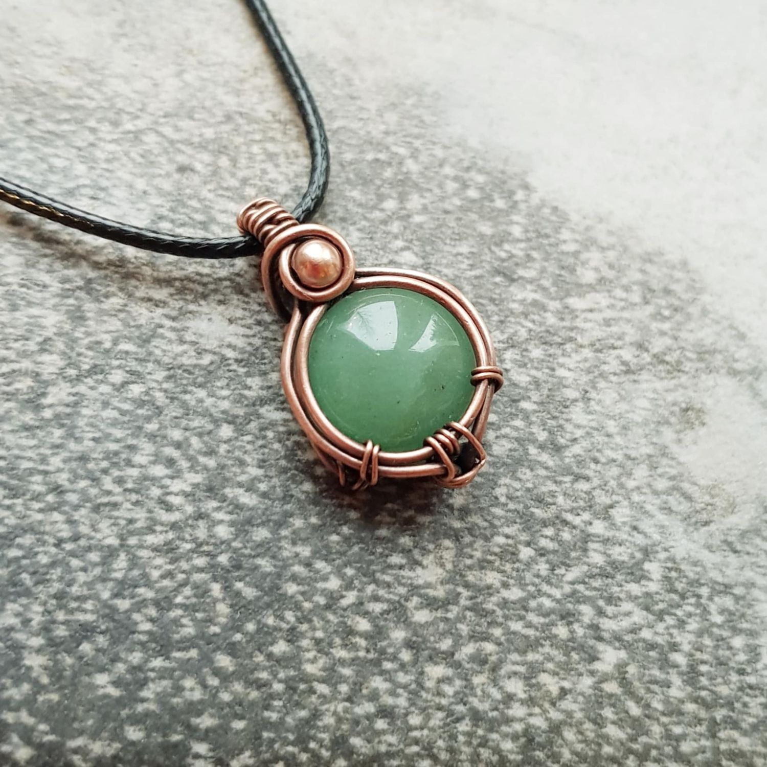 Chrysoprase pendant with chain.