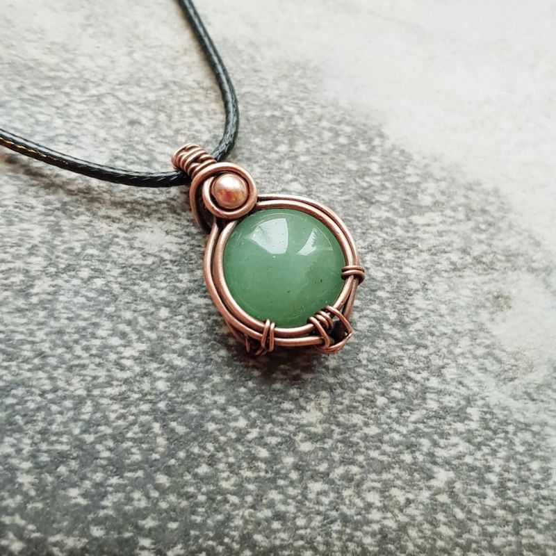 Chrysoprase pendant with chain.