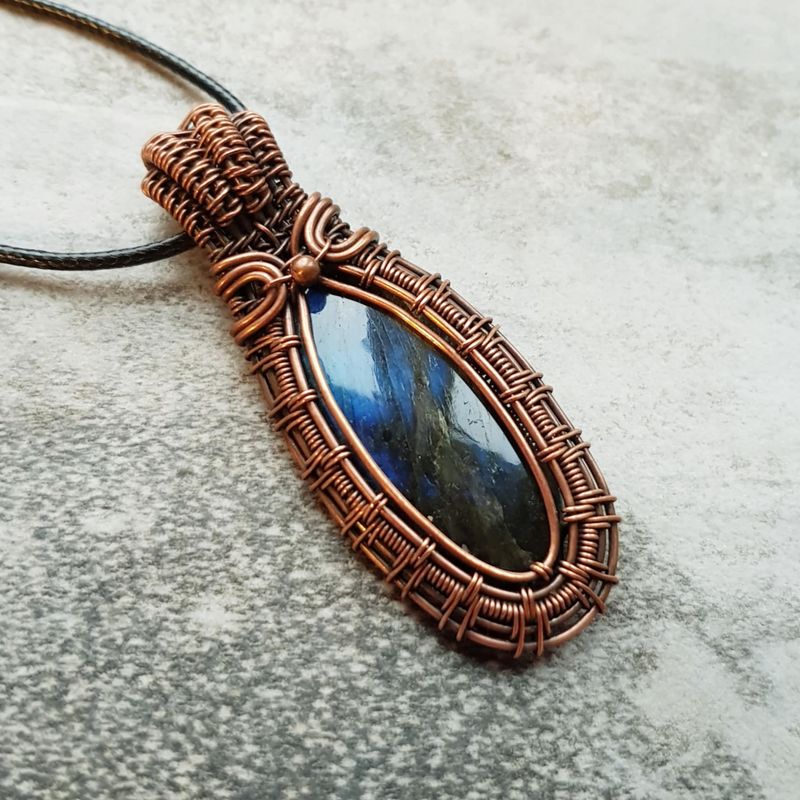 Blue Labradorite pendant with chain.