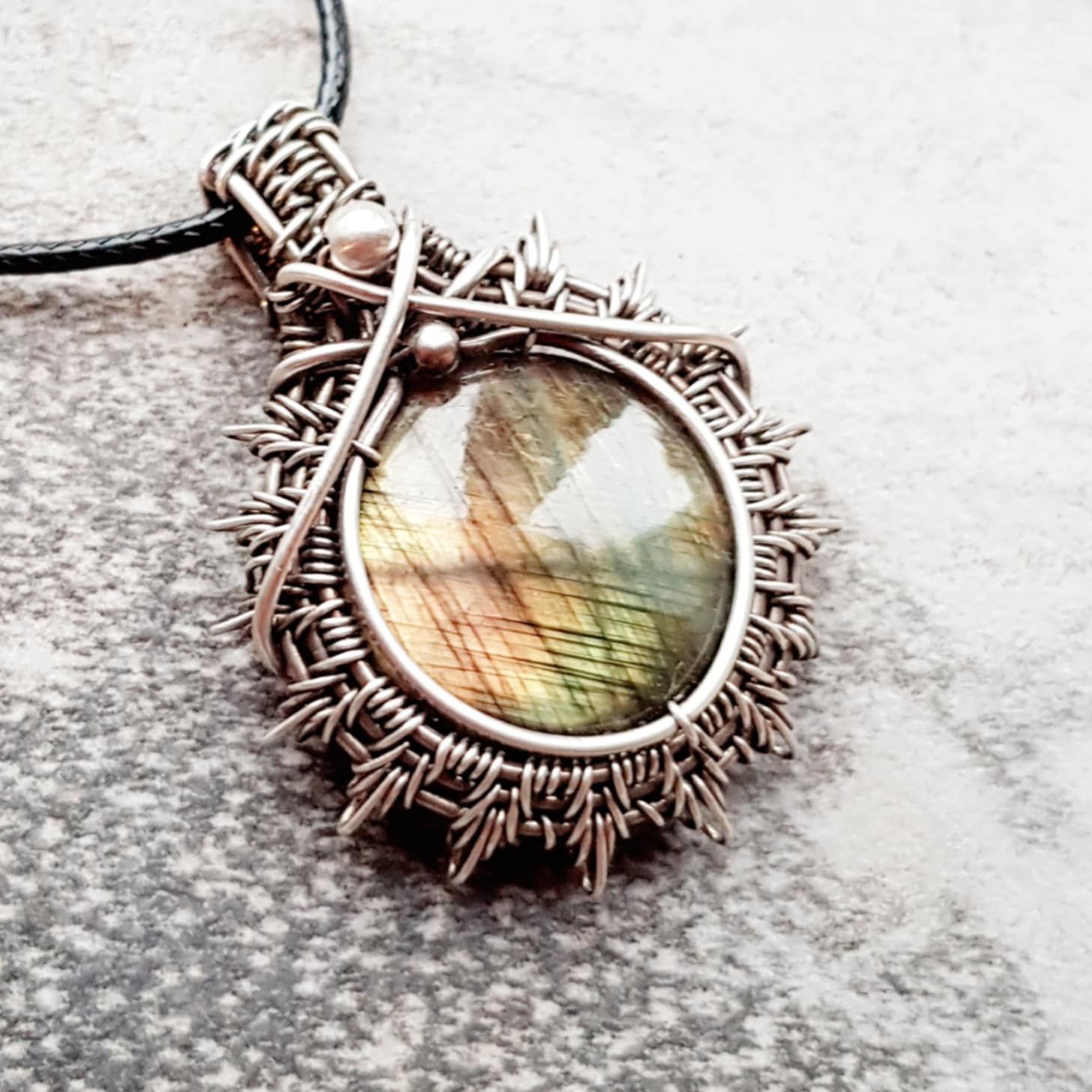 Flashy colourful Labradorite pendant with chain.
