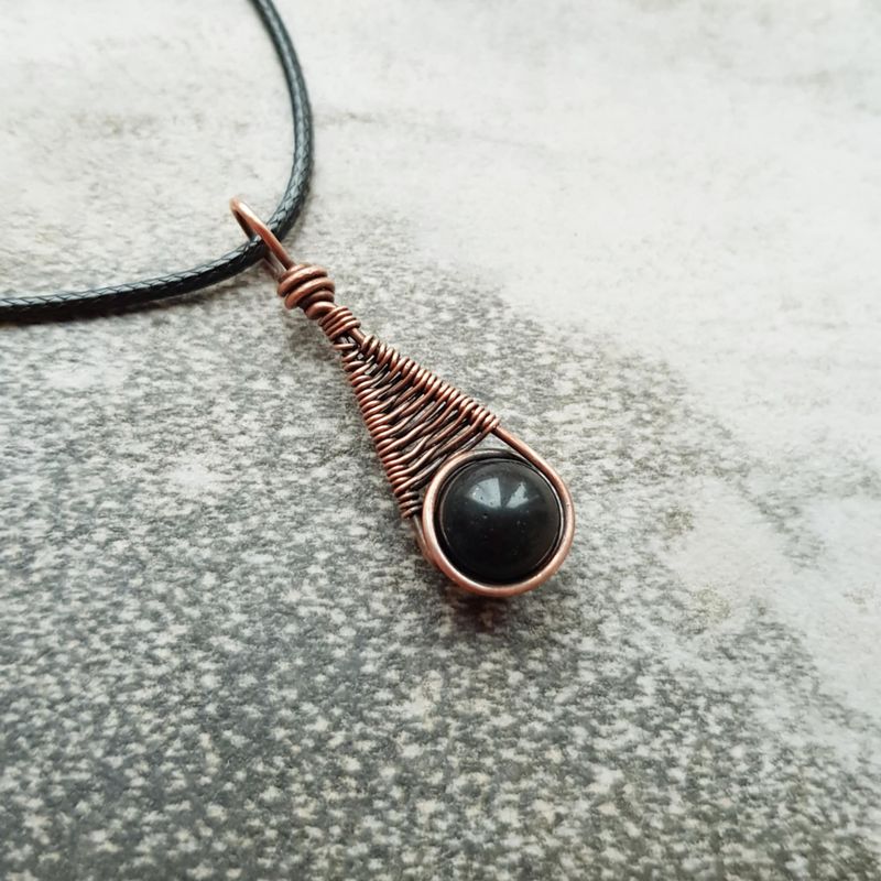 Onyx bead pendant with chain.