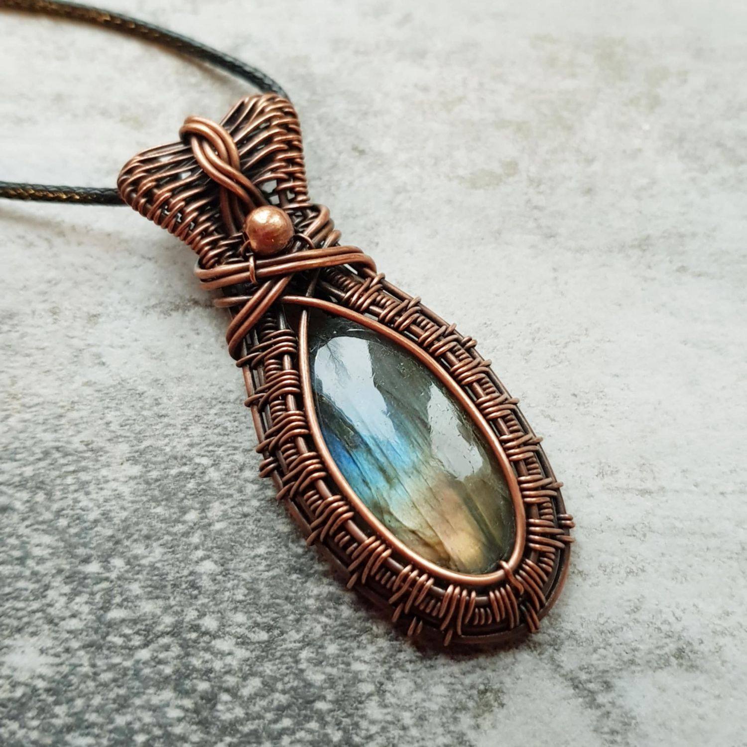 Flashy rainbow Labradorite pendant with chain.