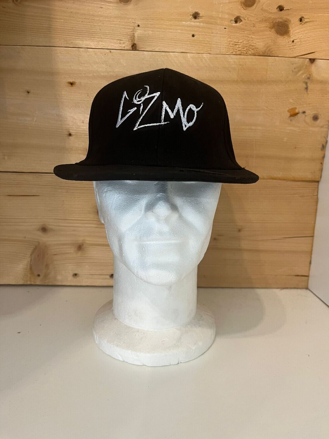 "Gizmo Tag White" Pro-Stretch Flat Peak Cap met borduring