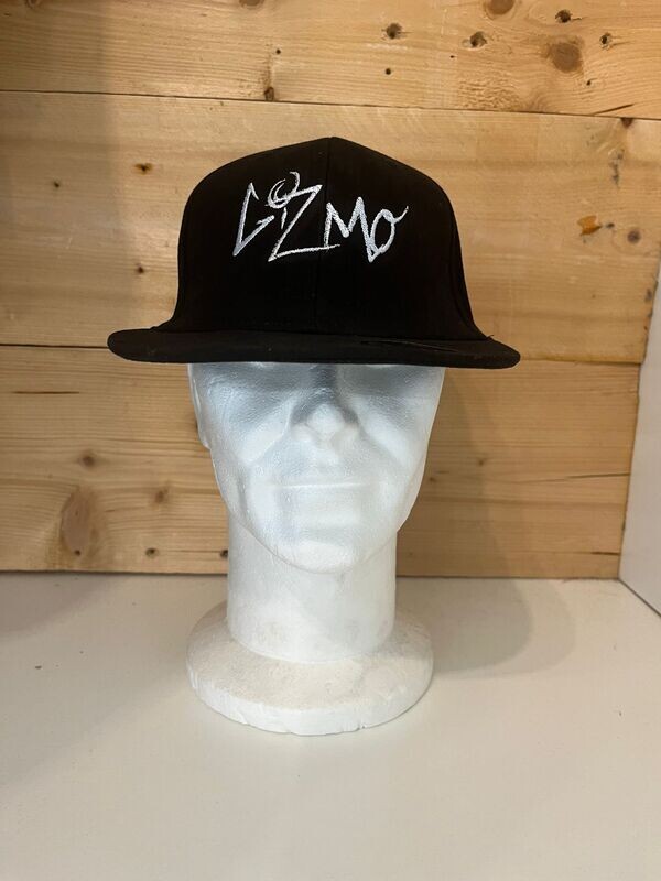 "Gizmo Tag White" Pro-Stretch Flat Peak Cap met borduring