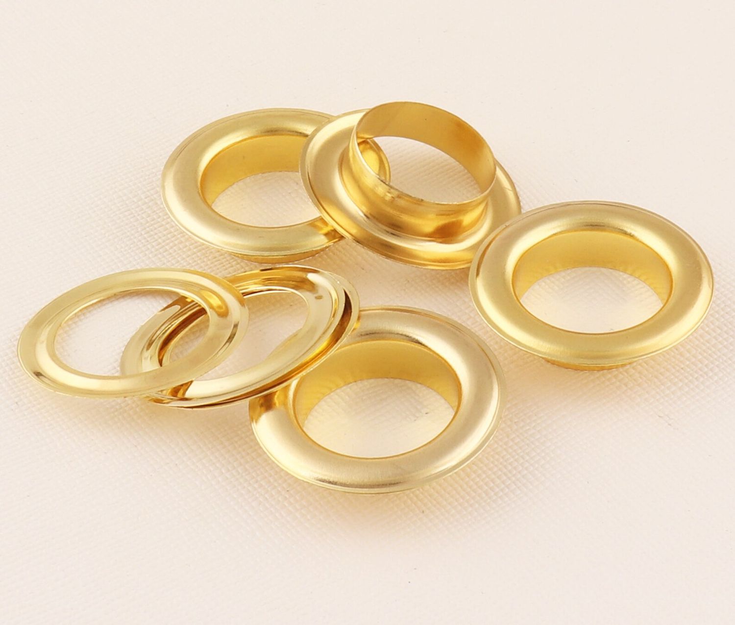 Eyelets Color Dorado 5mm Paq. 100 pzas. (CON RESPALDO)