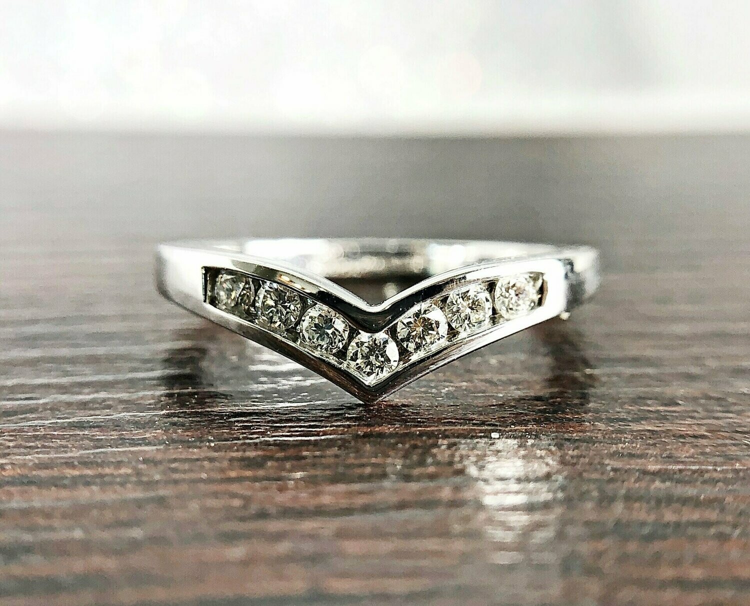 Grandeur R1224W  14k White Gold Diamond Chevron Band