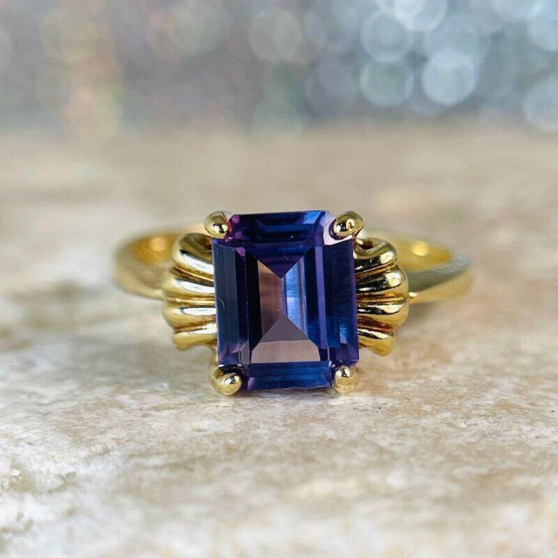 EST166  Estate 10k Yellow Gold Synthetic Alexandrite Ring