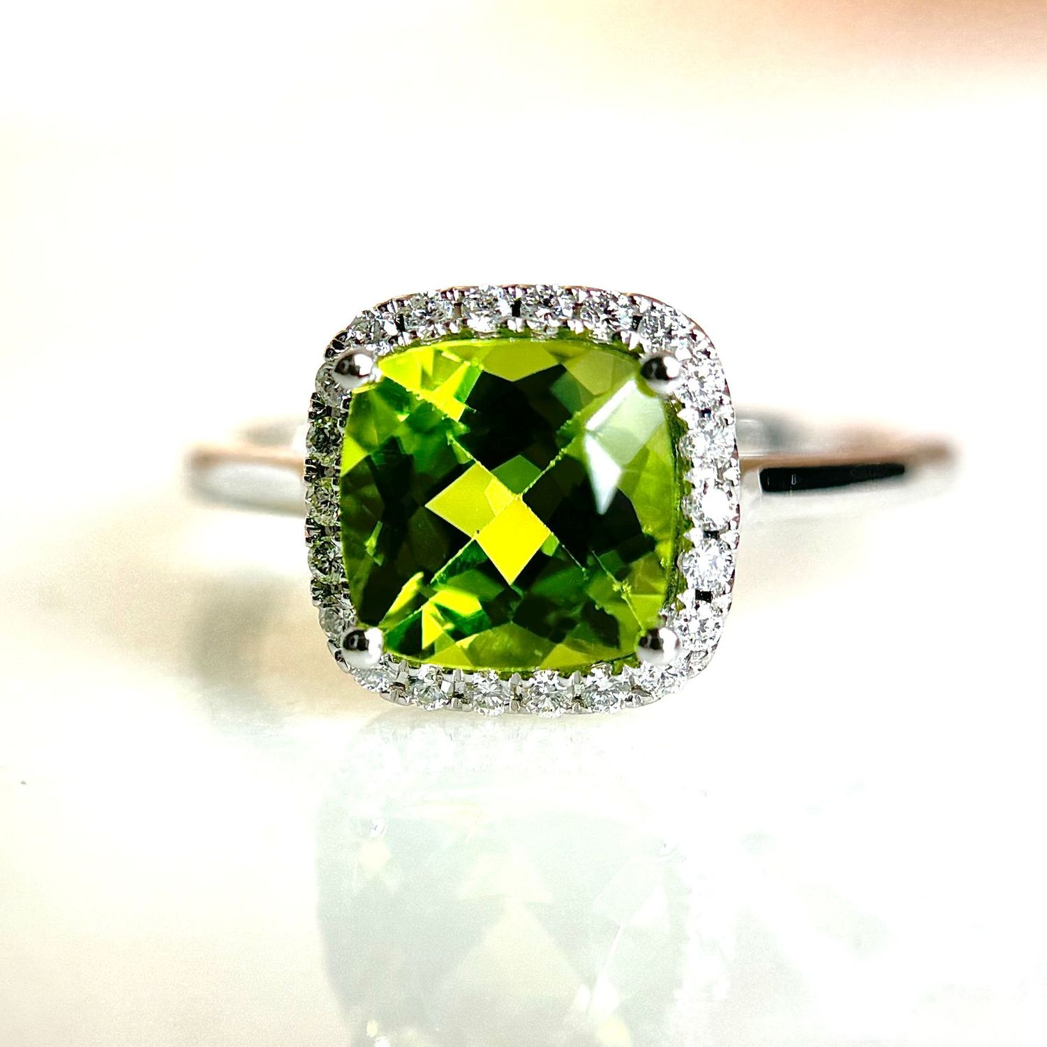 25016890  14k White Gold Peridot & Diamond Ring
