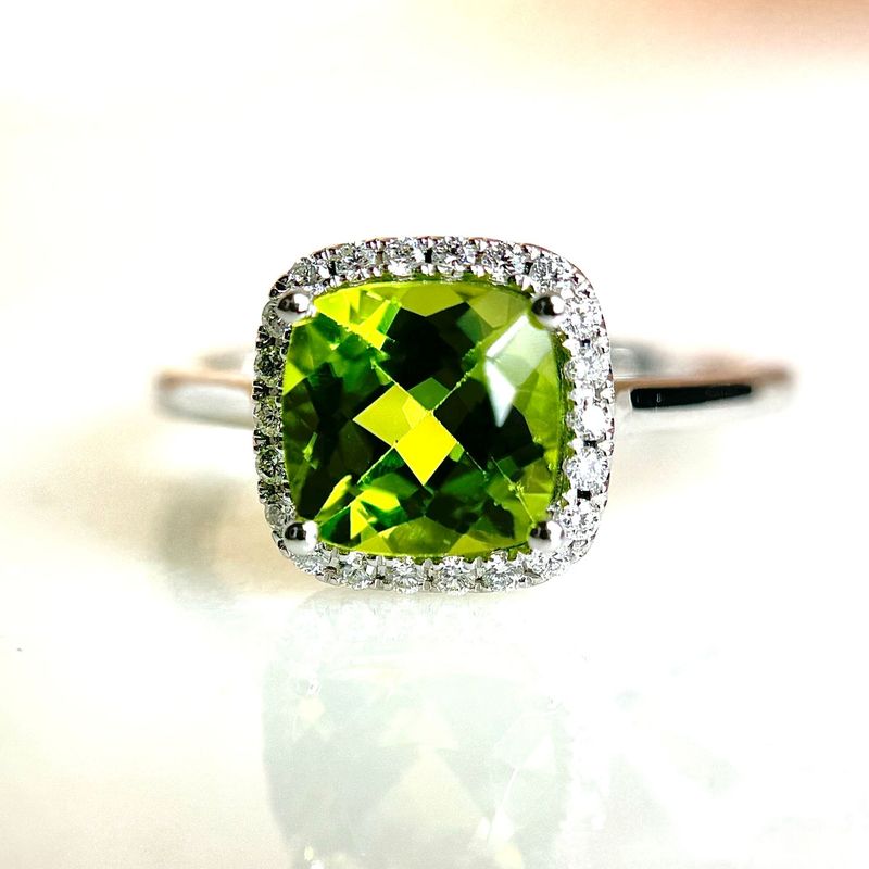 25016890  14k White Gold Peridot & Diamond Ring