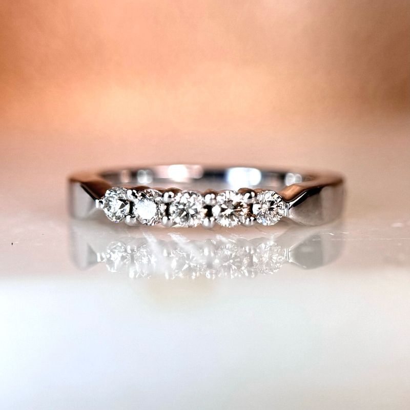 25057886  14k White Gold 1/4cttw 5-stone Diamond Band