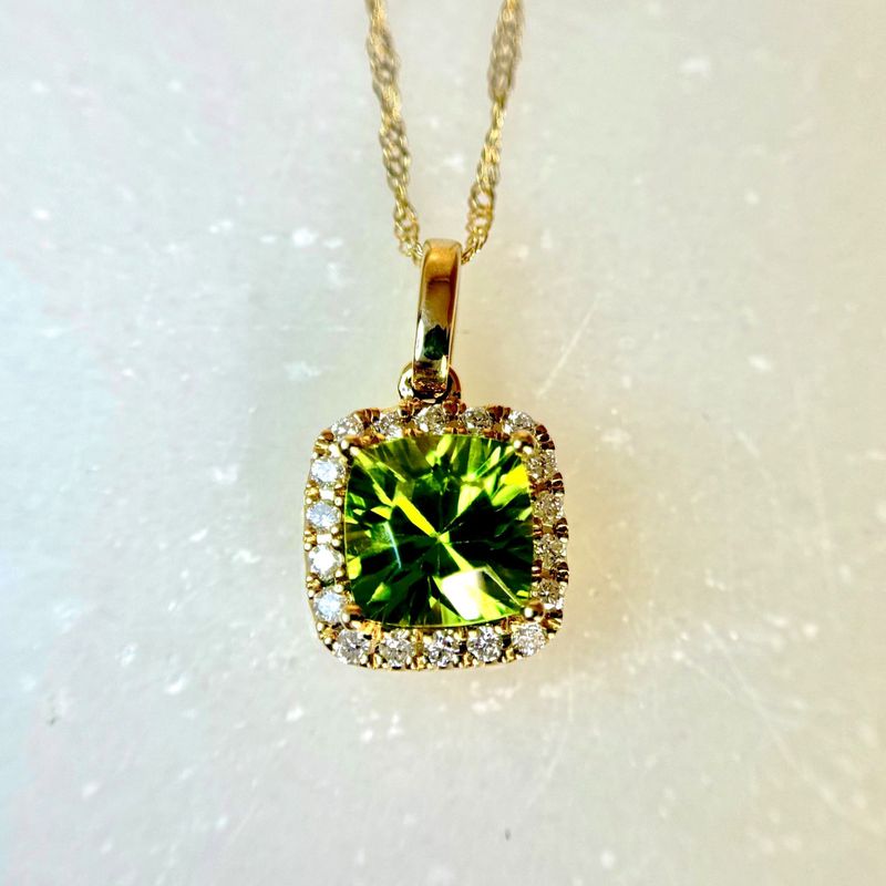 25007352   14k Yellow Gold Peridot & Diamond Necklace