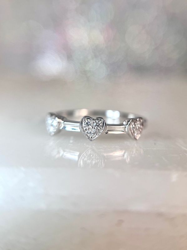 24836546  14k White Gold Diamond Heart Ring
