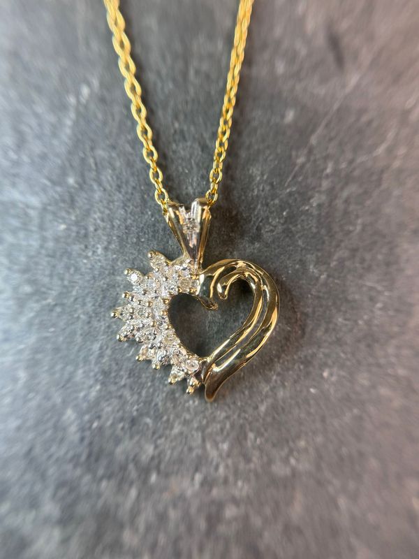 CA871  10k Yellow Gold Diamond Heart Necklace