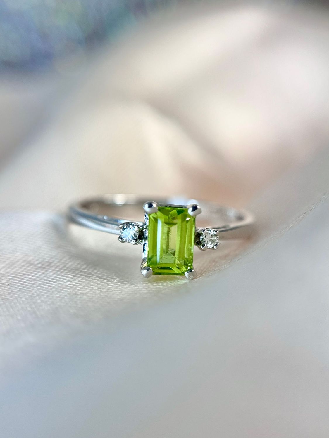 Grandeur R3730 14k White Gold Peridot & Diamond Ring