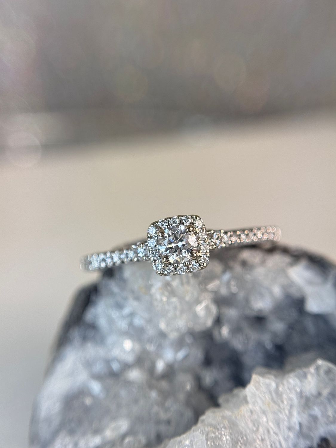 25125436 14k White Gold 1/3cttw Halo Diamond Engagement Ring 25125436 14k White Gold 1/3cttw Halo Diamond Engagement Ring