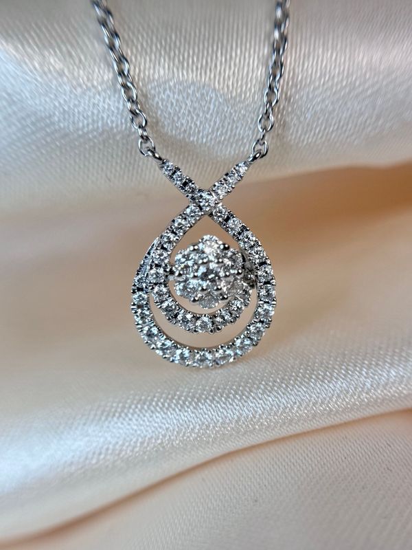 25335845  14k White Gold 3/8cttw Diamond Cluster Necklace