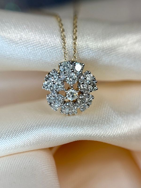 25301268 14k Yellow Gold 5/8cttw Diamond Cluster Necklace