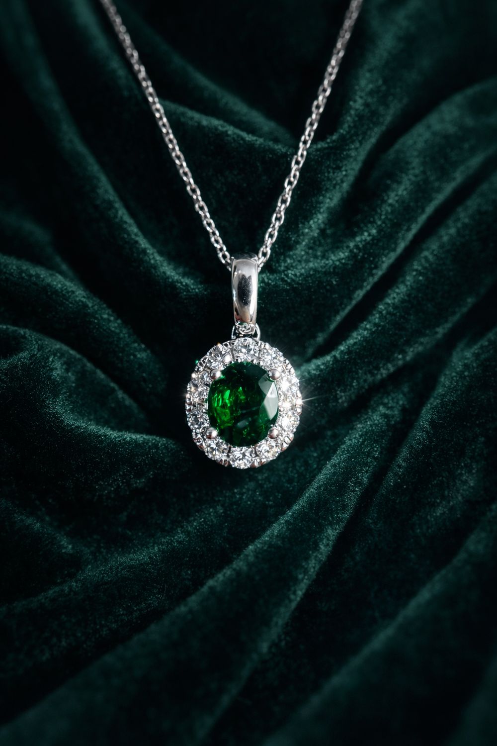25325291  14k White Gold Tsavorite Garnet & Diamond Necklace