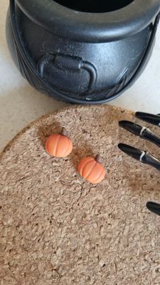 Mini pumpkin stud