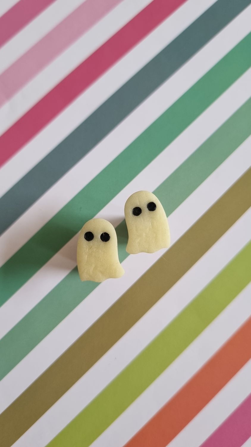 Ghostie Stud (glow in the dark)