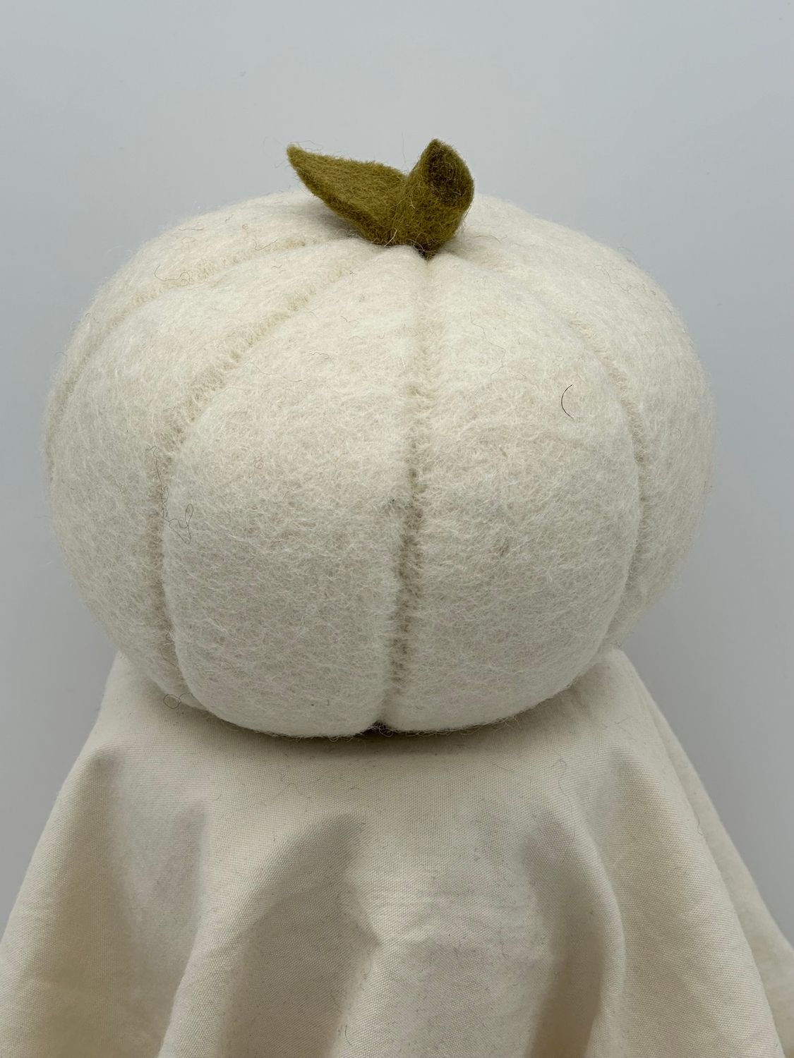 Felt Pumpkin White 4.7&quot;