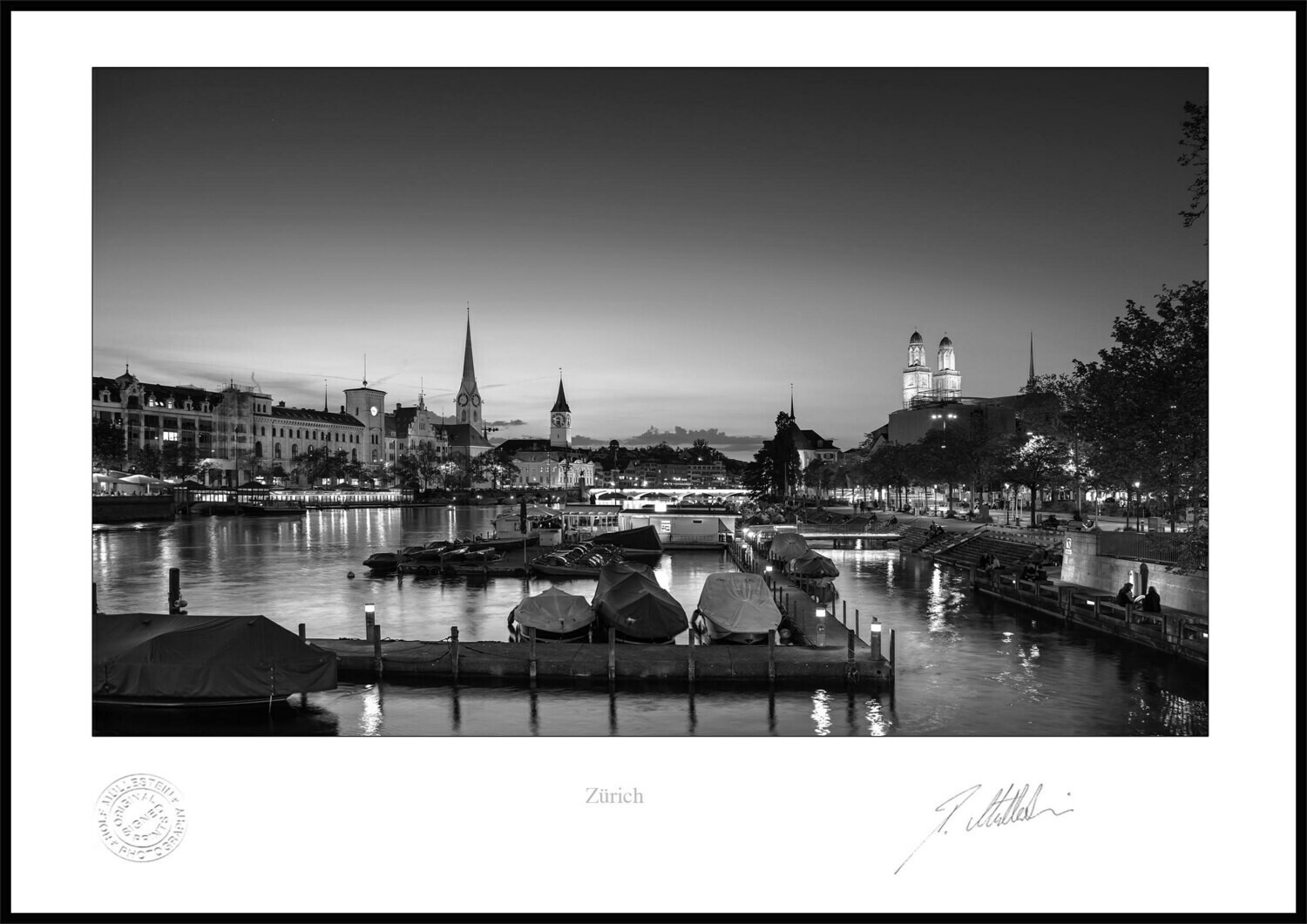 Limmat bei Nacht mit Pier7 in schwarz weiss