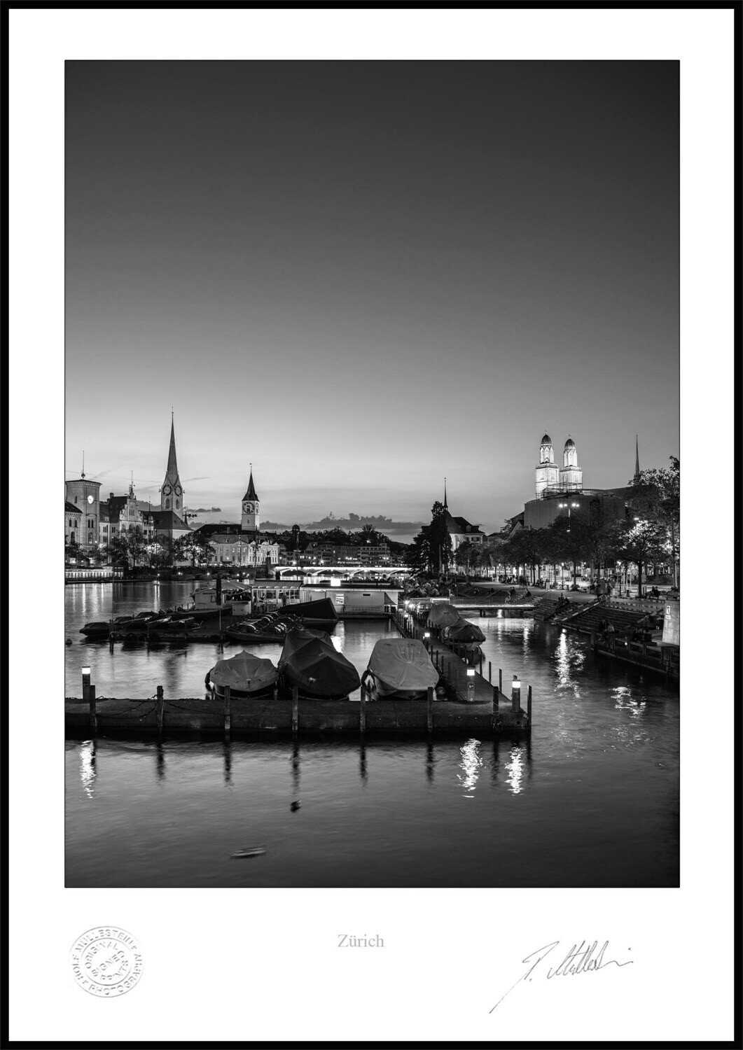 Limmat Zürich bei Nacht mit Pier7 in s/w