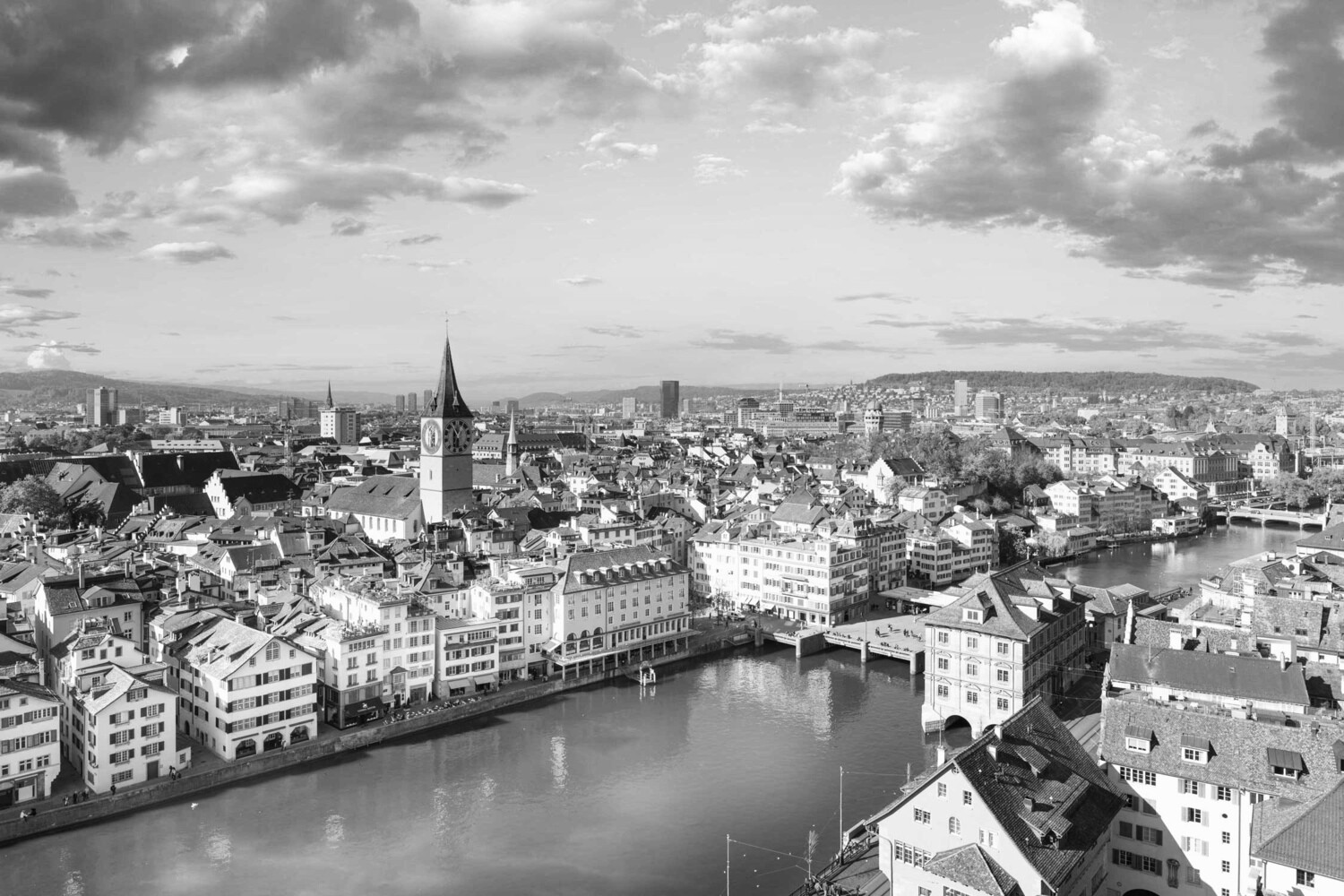 Leinwandprint Zürich mit Wühre/Limmat/St.Peter in schwarz/weiss 140x90x4cm