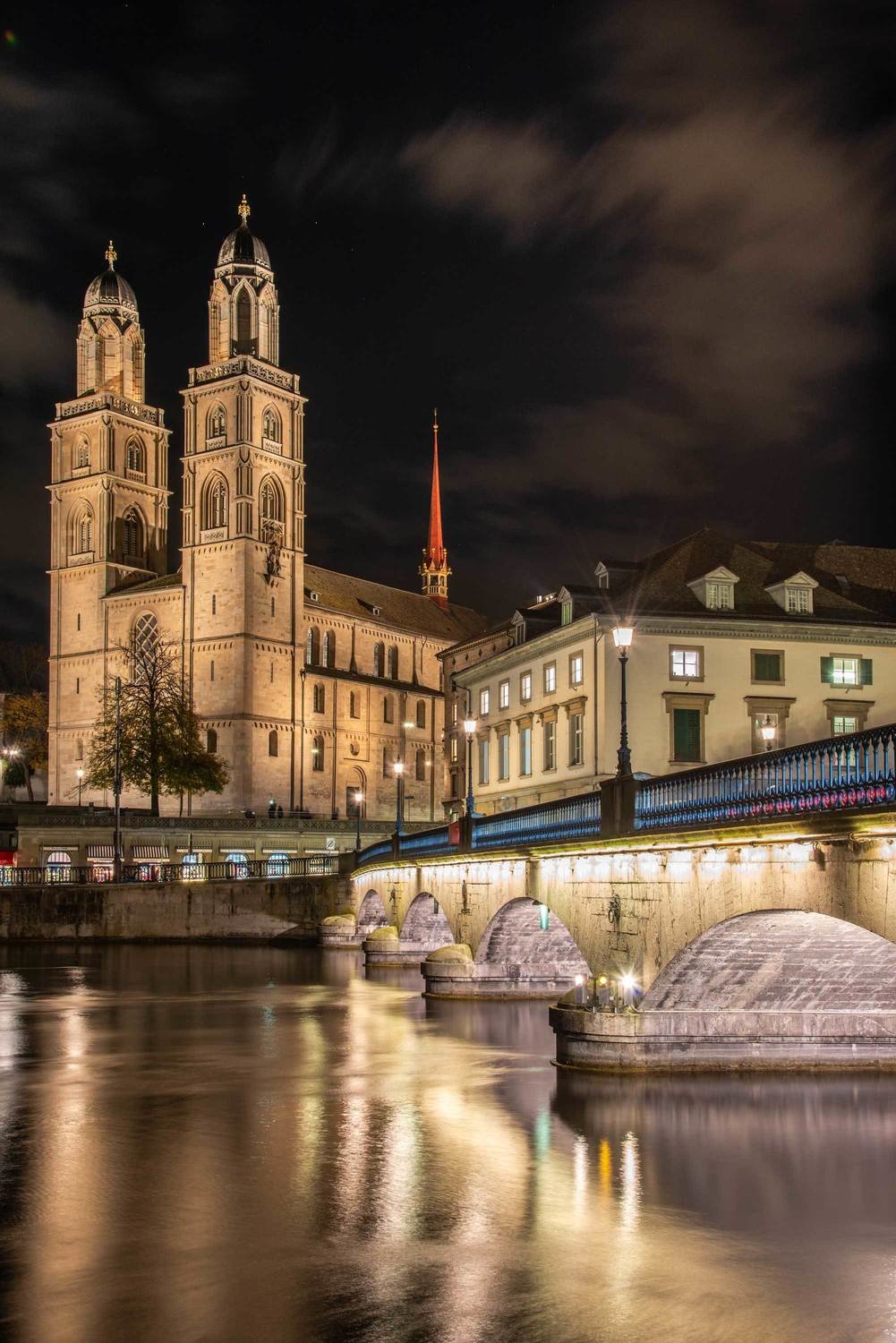 Leinwandprint  Grossmünster mit Münsterbrücke 80x55x2cm