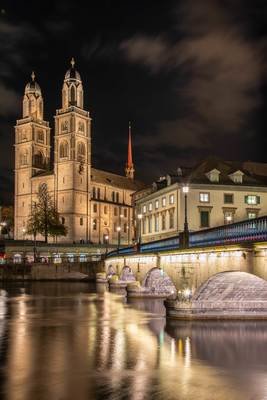 Leinwandprint  Grossmünster mit Münsterbrücke 80x55x2cm