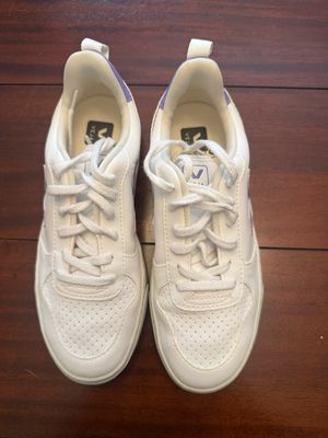 Veja Size 5 (women’s)