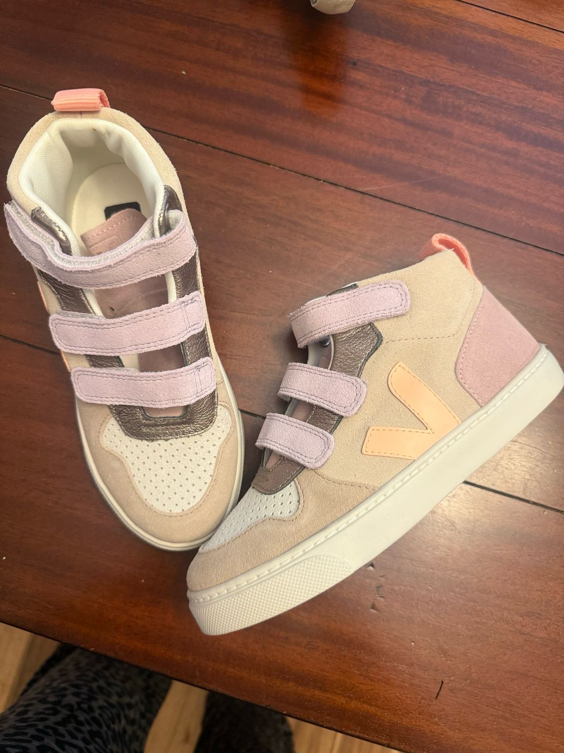 Veja Size 4 Youth