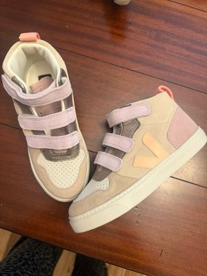 Veja Size 4 Youth