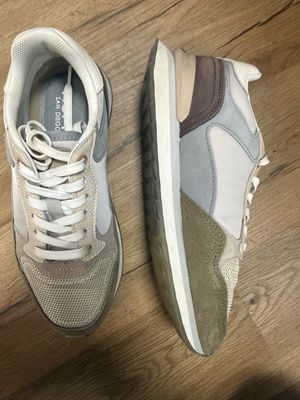 Hoff Size 6 Sneakers