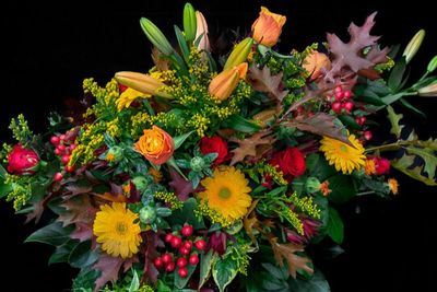 Meer bloemstukken met geel/oranje