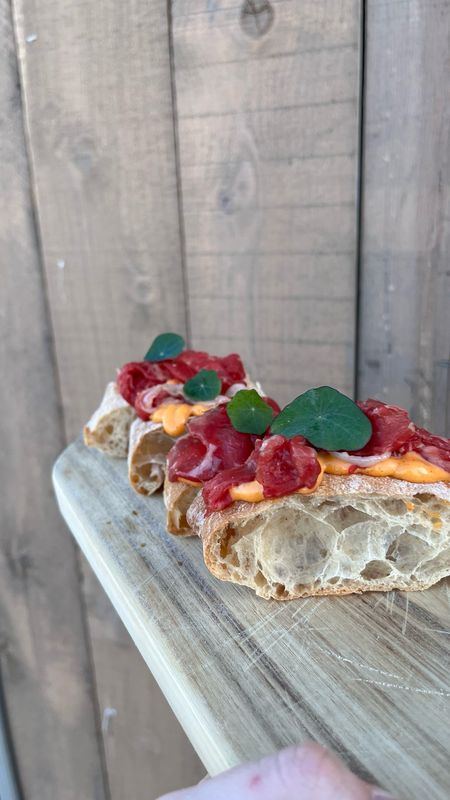 Pan cristal met pastrami & aïoli ( 4 stuks) Pan cristal met pastrami & aïoli ( 4 stuks)