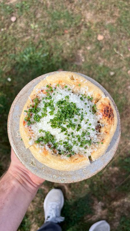 Pizza met salsiccia, cantharel & parmezaan